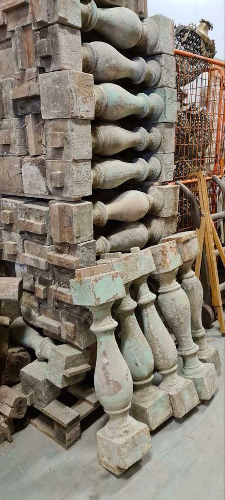Oude houten balustrade voor nostalgische lampen en tafel, Ophalen, Gebruikt