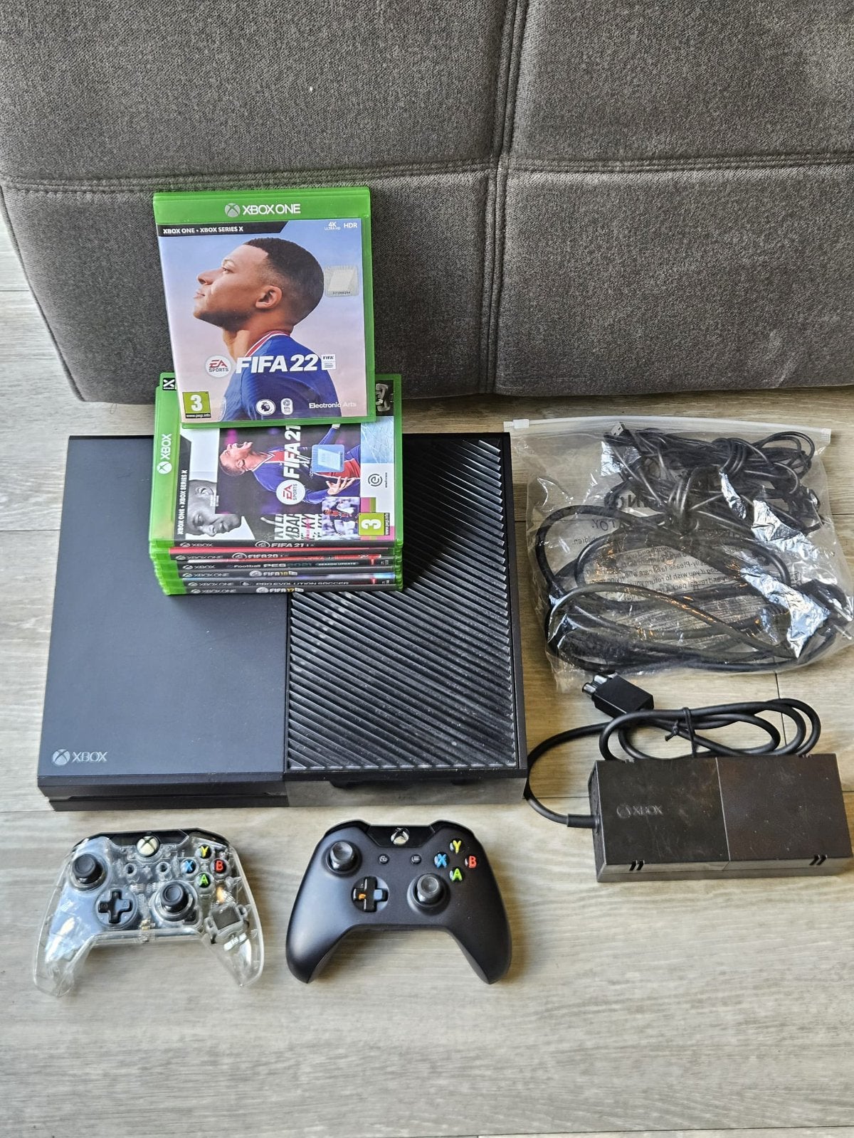Xbox One 500GB met 2 controllers en 7 FIFA/PES games, Spelcomputers en Games, Gebruikt, 2 spelers, Eén computer, Ophalen of Verzenden