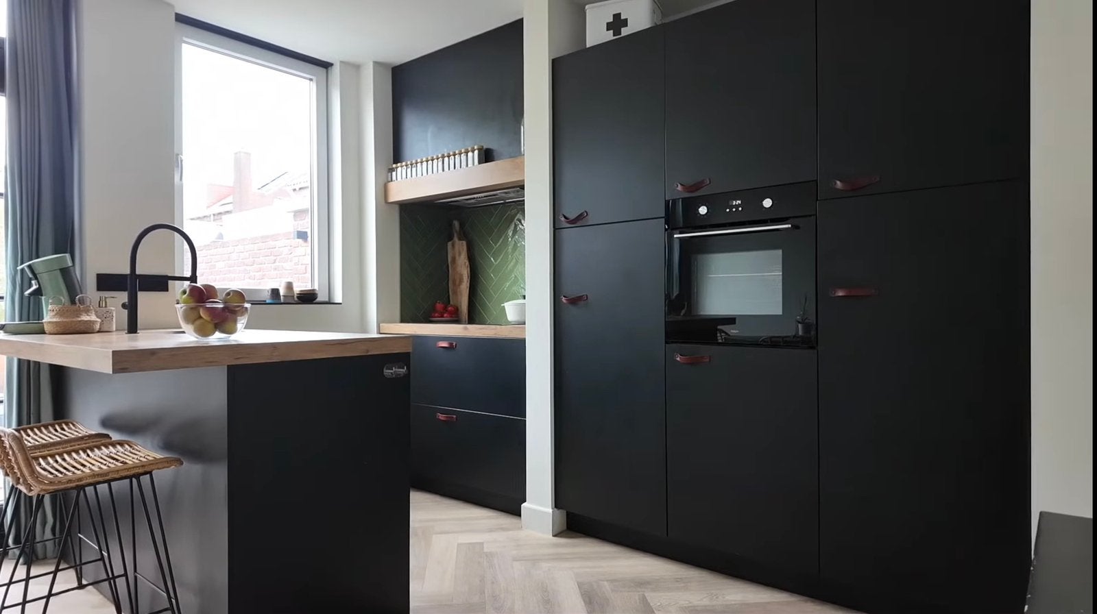 Zwarte keuken uit 2020 | Pelgrim, Bosch & AEG, Huis en Inrichting, Keuken | Complete keukens, Ophalen, Gebruikt, Zwart, Enkelwandige keuken