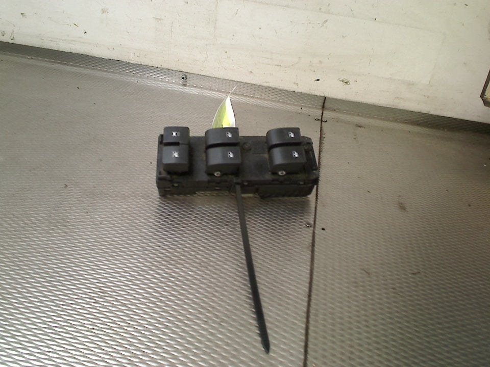 Raamschakelaar Links Voor Captiva (C100) 2007, Gebruikt, Daewoo, General Motors Germany GmbH, Chevrolet.europe@gm.com