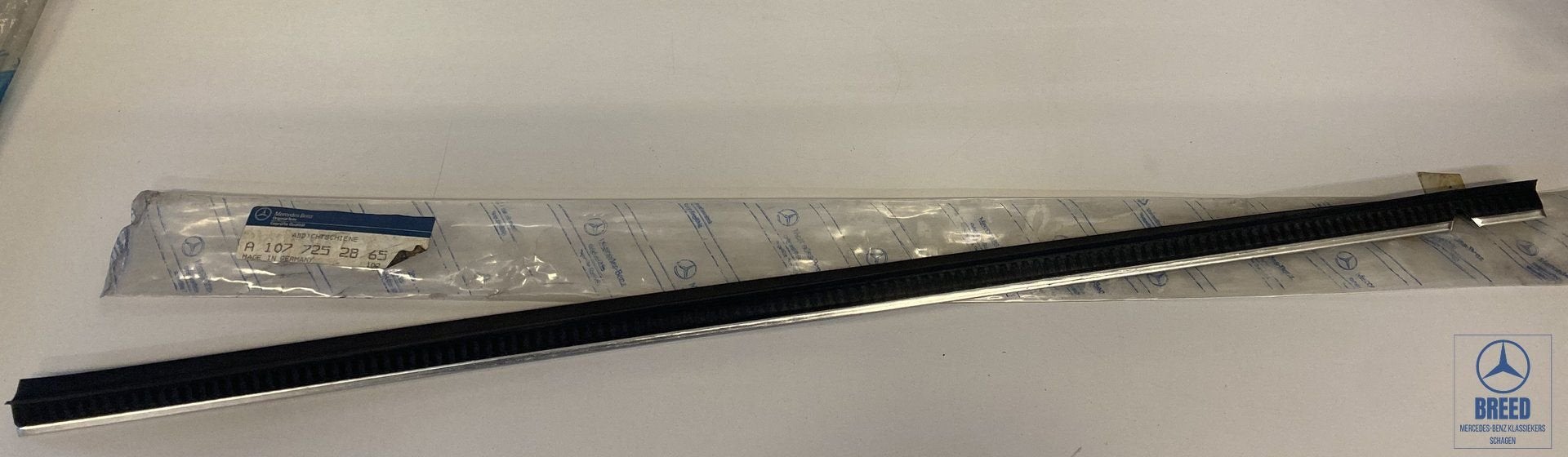 NOS raamsnor binnenzijde rechts voor Mercedes-Benz R107 C107, -, Nieuw, Ophalen of Verzenden, -