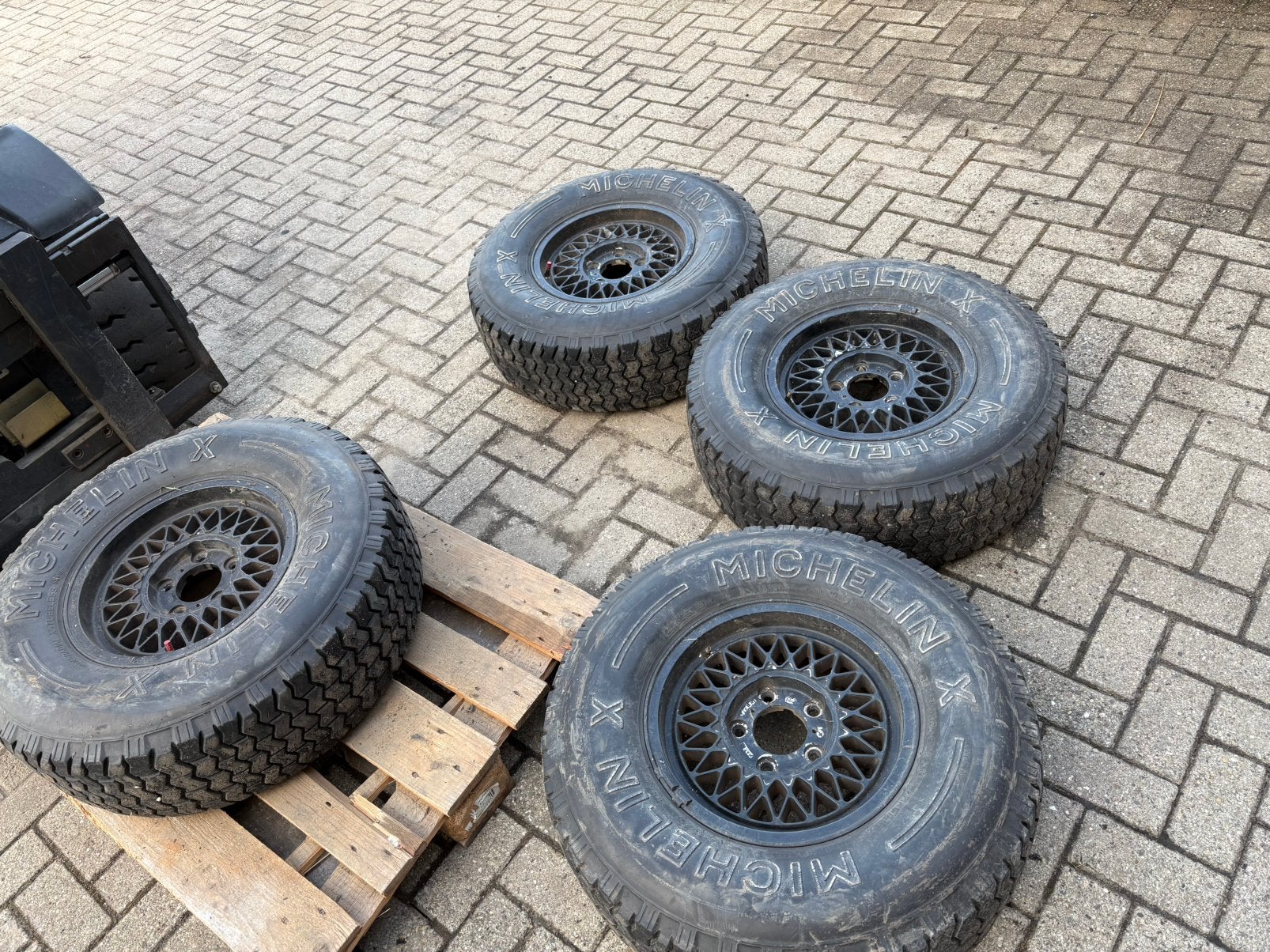 255/75/15 offroad michelin X wielen met zijwang tekst, Auto-onderdelen, Ophalen, Gebruikt, 255 mm, Banden en Velgen