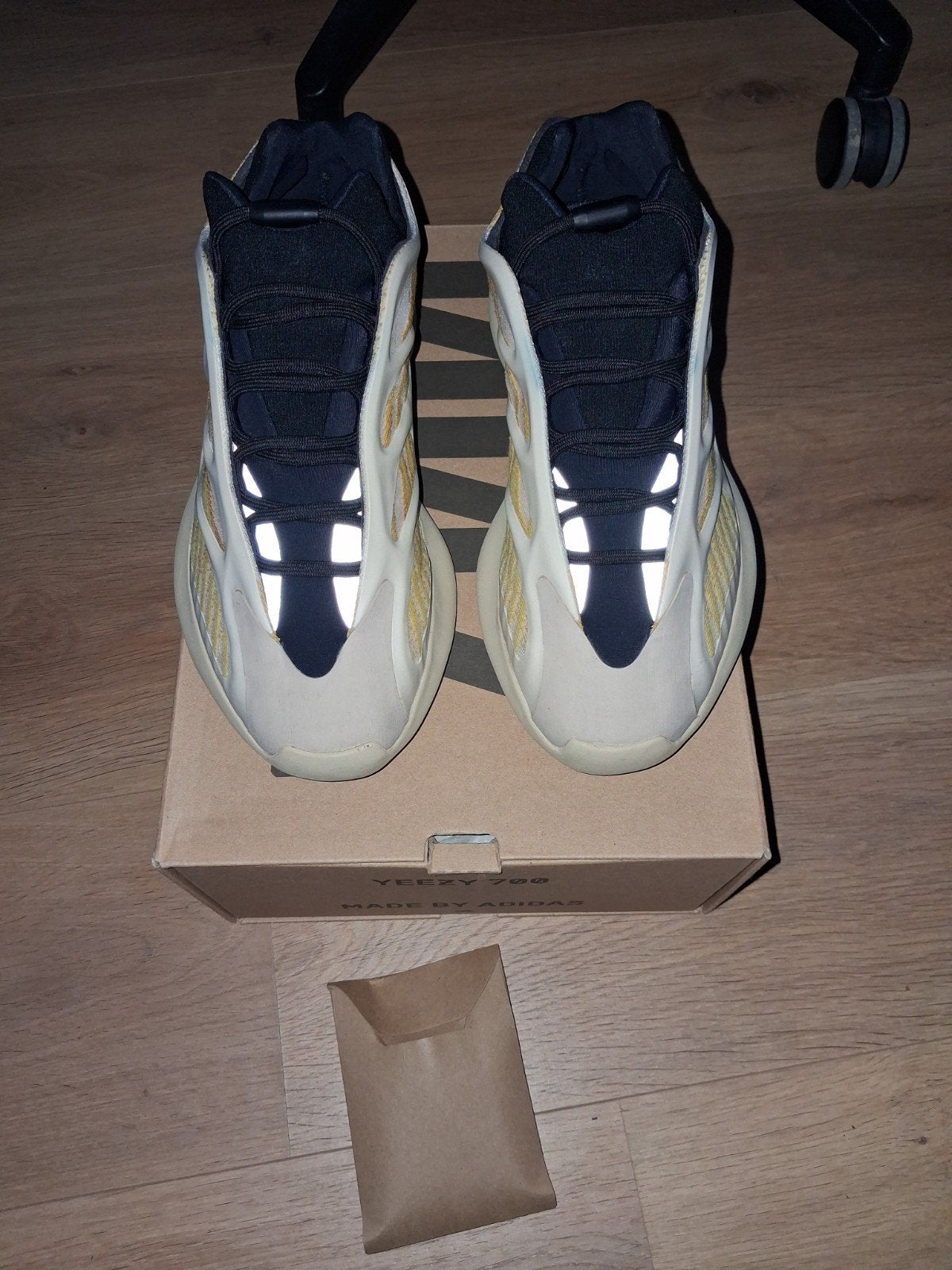 Nieuwe Yeezy 700 V3 Sneakers Maat 44 - Originele Verpakking, Kleding | Heren, Schoenen, Overige kleuren, Nieuw, Ophalen of Verzenden