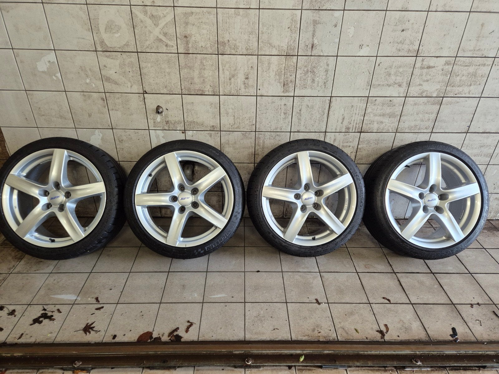 set Alutec 18 inch 5x114.3 met 225/40/18 michelin banden!, Ophalen, 18 inch, Gebruikt, Banden en Velgen