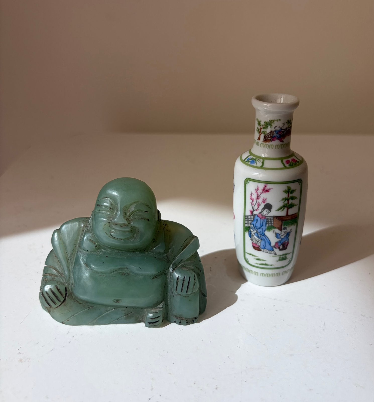 Nephrite jade handgesneden boeddha met 1-bloem vaasje, Antiek en Kunst, Kunst | Niet-Westerse kunst, Natuurlijk materiaal, Ophalen of Verzenden