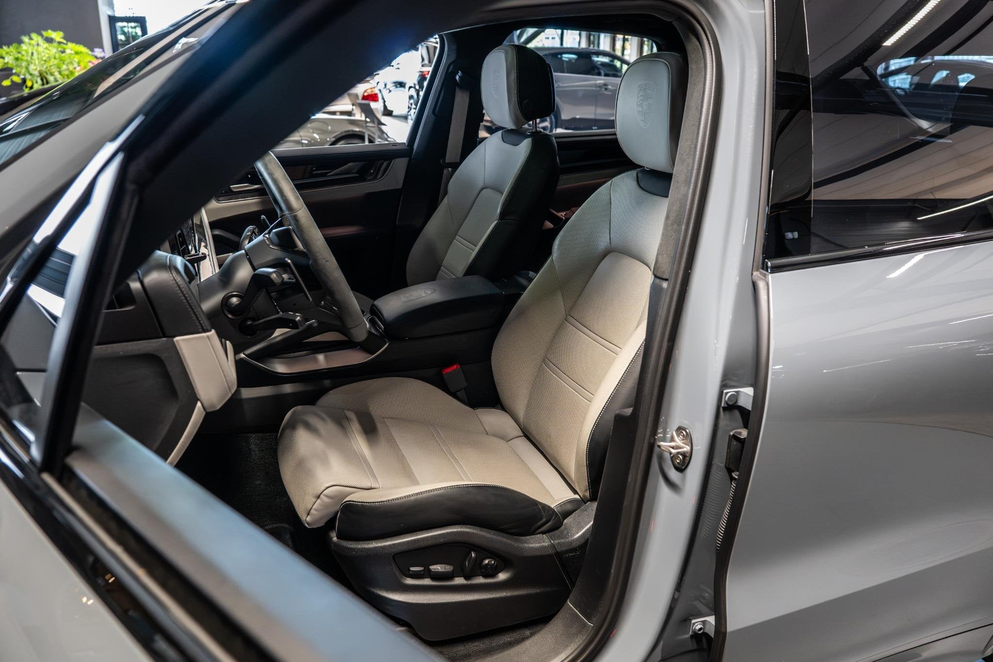 Porsche Cayenne 3.0 E-Hybrid Black Edition Achterasbesturing, Auto's, Automaat, Cayenne, Gebruikt, Euro 6
