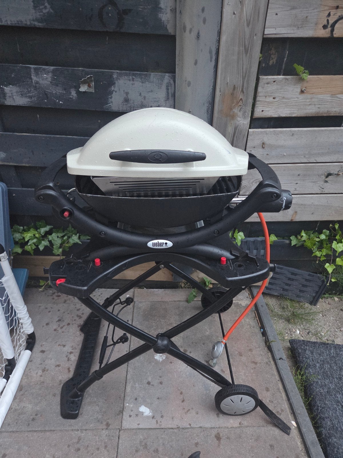 Weber Q2000 gasbarbecue met onderstel en accessoires, Ophalen of Verzenden, Gebruikt, Weber
