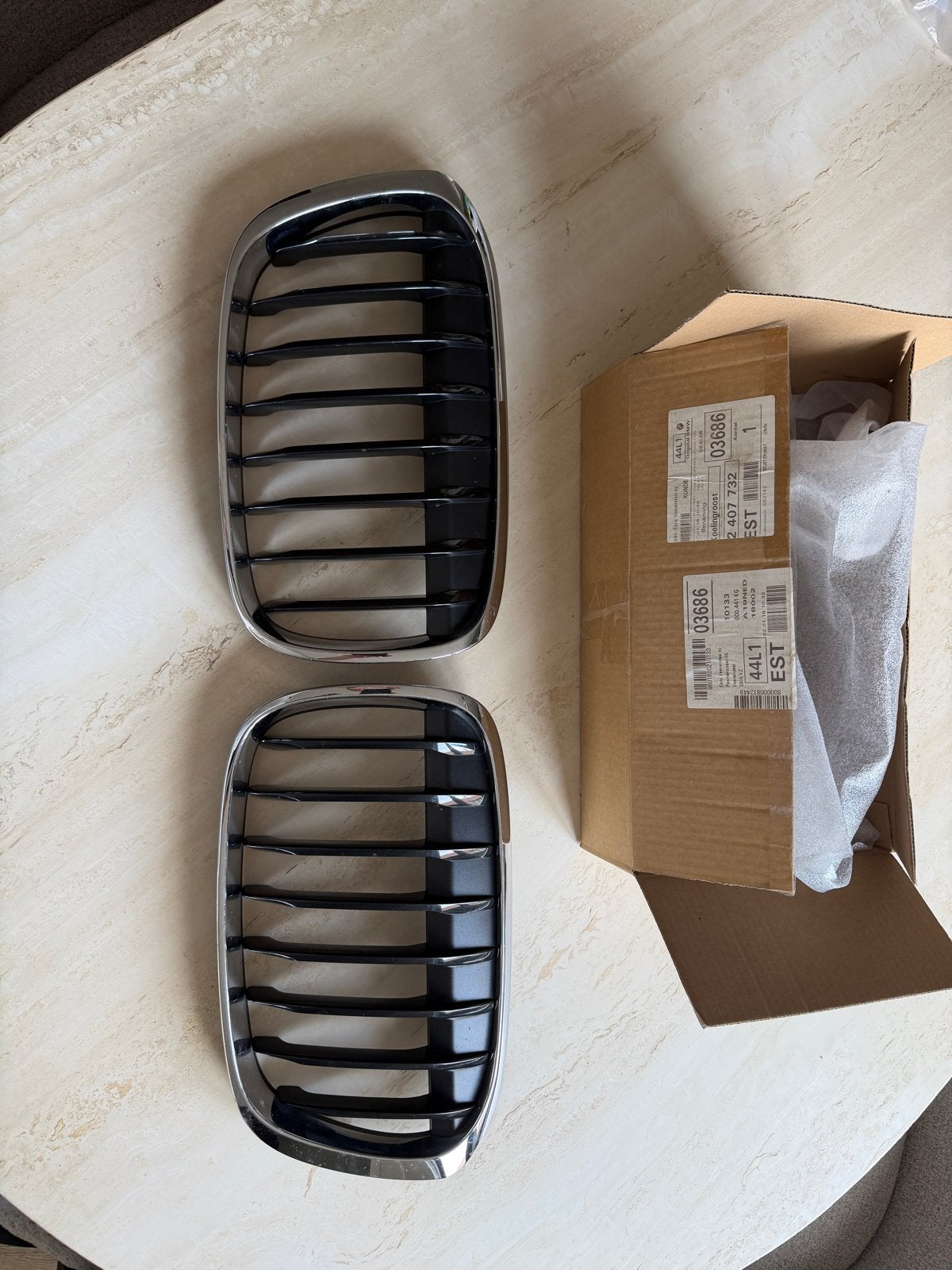 BMW X1 F48 Grill - Nierengrill Glanzend Zwart/Chroom, Auto-onderdelen, Ophalen of Verzenden, Nieuw, Voor, BMW