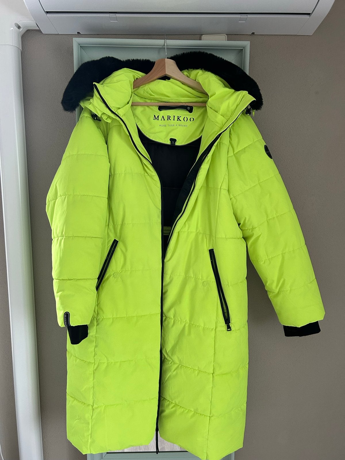 Marikoo lange winterjas neon geel, maat XL, Ophalen of Verzenden, Zo goed als nieuw, Maat 46/48 (XL) of groter, Geel