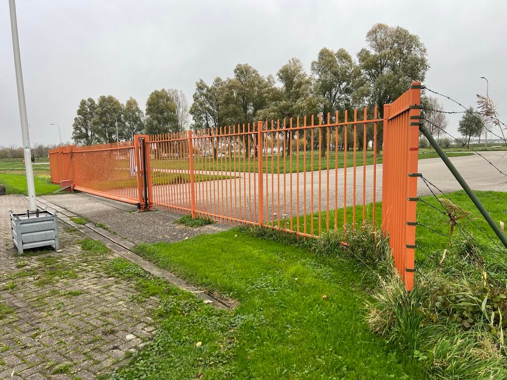 Schuifpoorten: 1x elektrisch, 1x handmatig bediend, Tuin en Terras, Tuinhekken en Hekwerk, Ophalen, Met poort, Gebruikt, Overige typen
