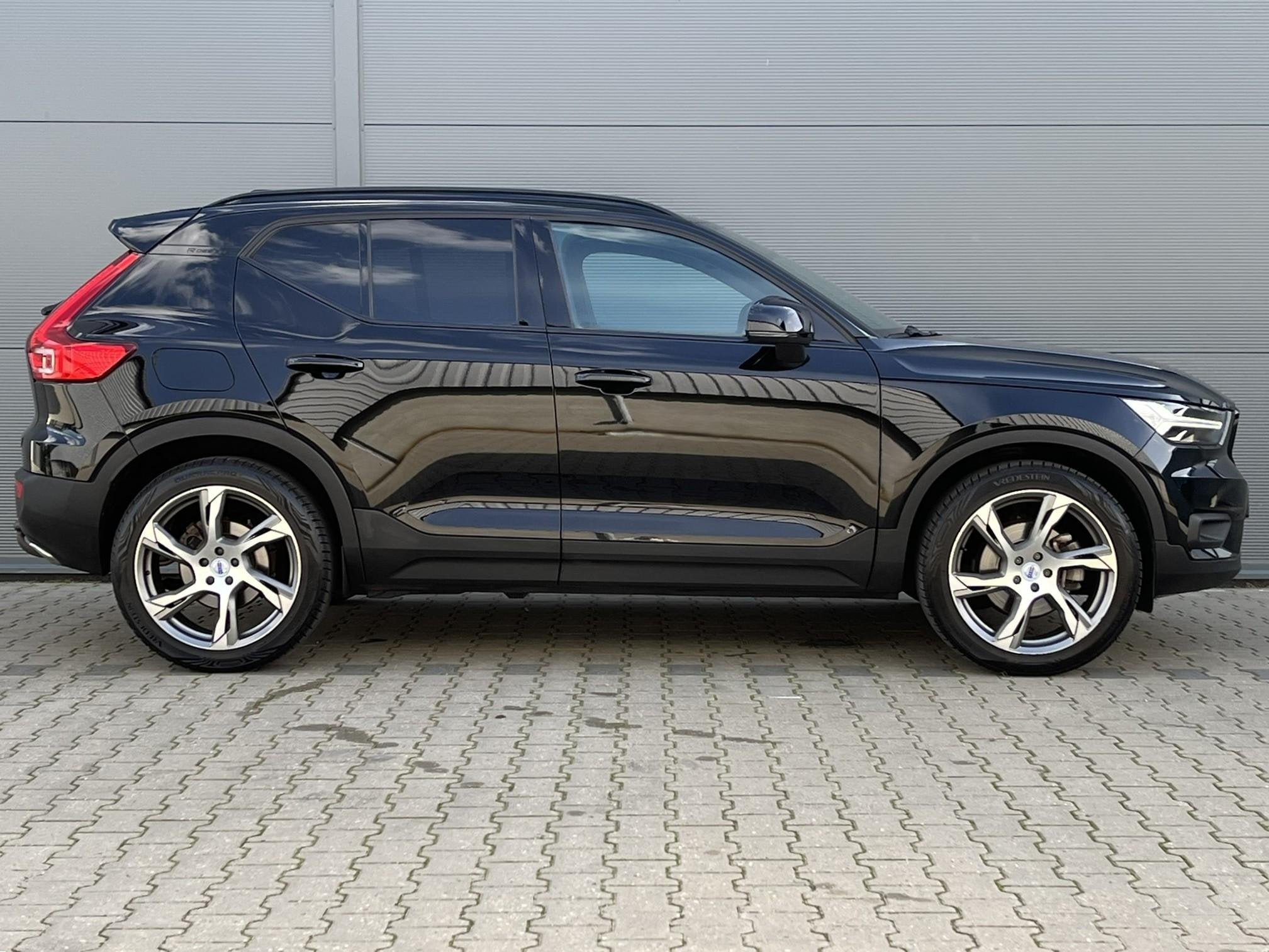 Volvo XC40 2.0 T4 190pk AUT R-Design | Harman Kardon | Navig, Auto's, 12 maanden, 15 km/l, Euro 6, Zwart