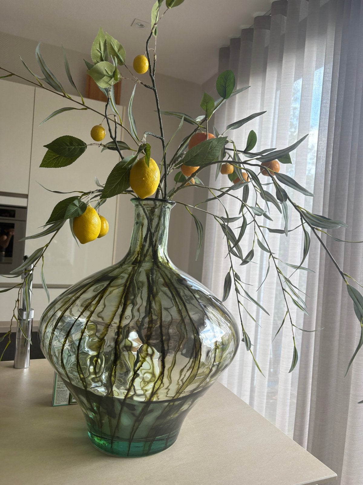 Grote glazen vaas met kunsttakken (citroen en olijf), Huis en Inrichting, Ophalen, Inclusief decoratie, Nieuw, Glas