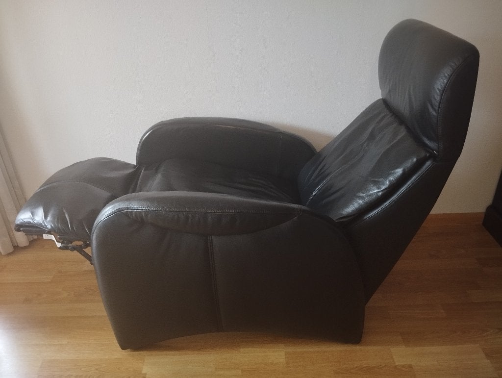 T.e.a.b. Zwarte leren relaxstoel, comfortabel en verstelbaar, Ophalen, Zo goed als nieuw, Tijdloos, 50 tot 75 cm