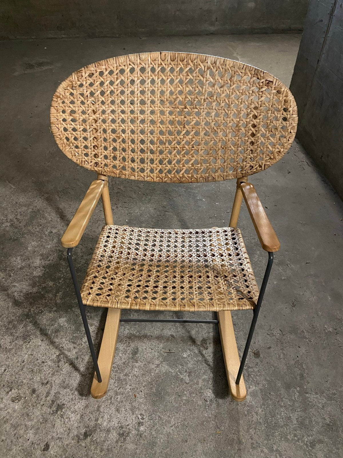IKEA Rieten Schommelstoel - Comfortabel en Stijlvol, Huis en Inrichting, Stoelen, Ophalen, Gebruikt, Bruin, Eén