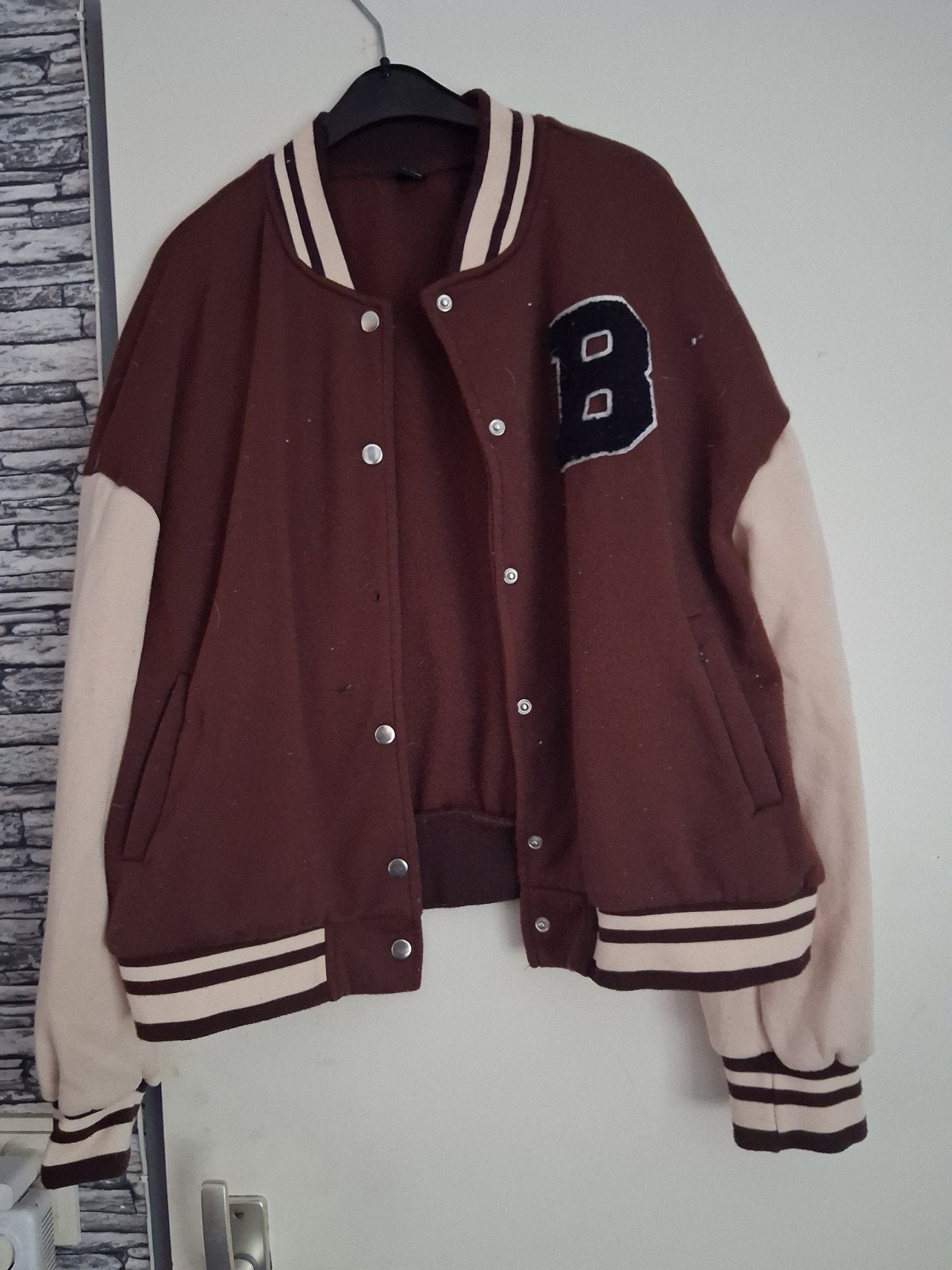 Stijlvol Collegejack Maat M/L - Bruin met Beige Mouwen, Kleding | Dames, Ophalen of Verzenden, Zo goed als nieuw, Maat 38/40 (M)