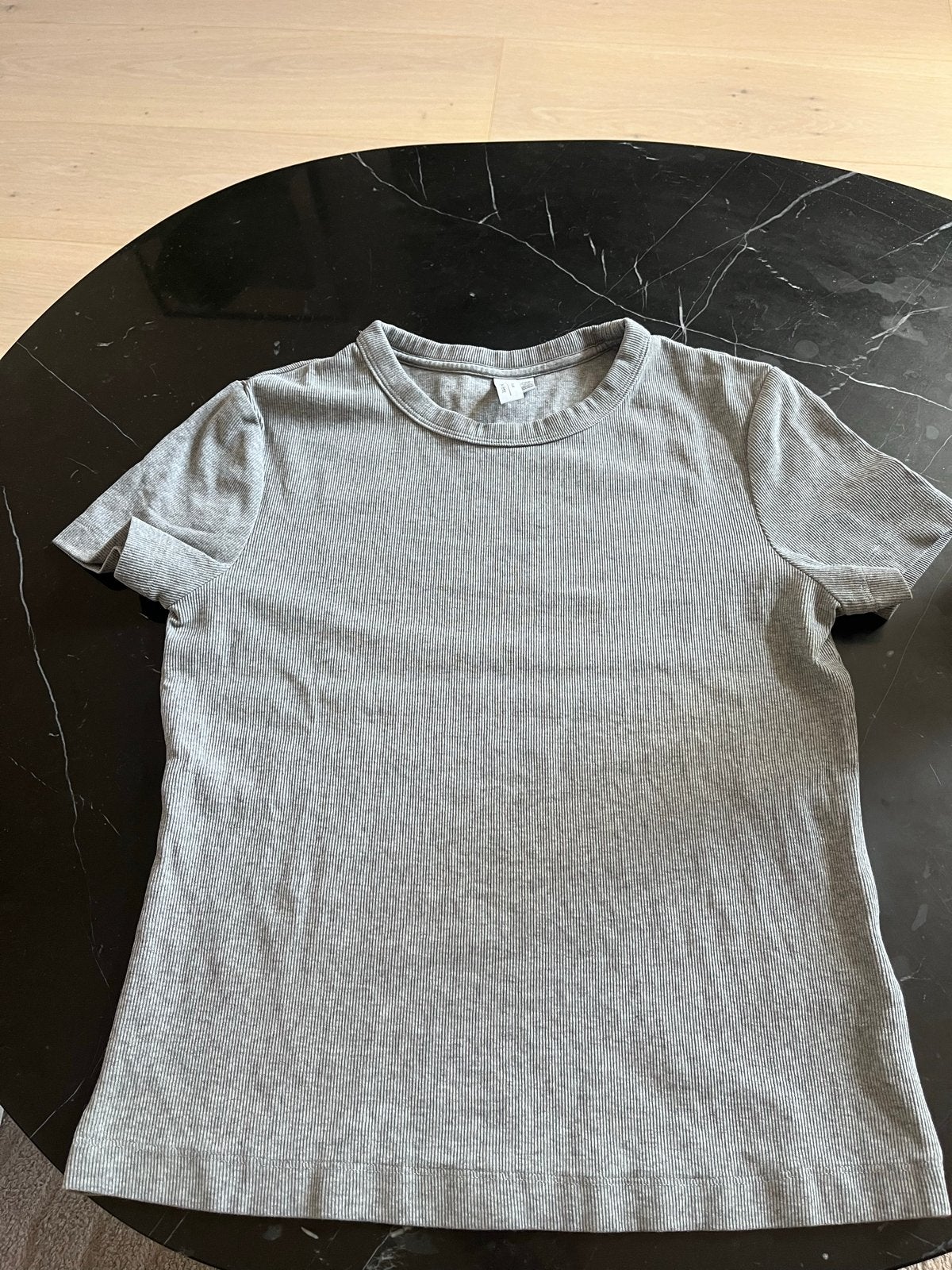 Grijze geribbelde T-shirt van & Other Stories, Maat 38/40 (M), Ophalen of Verzenden, Zo goed als nieuw, Korte mouw