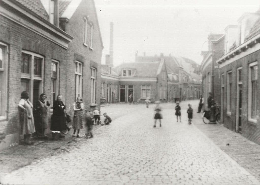 Utrecht Kletsende vrouwen en spelende kinderen Foto 24-18 cm, Ophalen of Verzenden, Voor 1920, Ongelopen, Utrecht