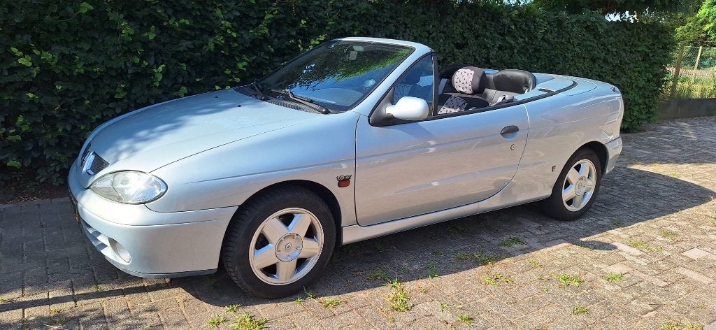 Renault Mégane 1.6 16V Cabriolet 2001 Grijs, 4 cilinders, Cabriolet, 4 stoelen, 49 €/maand
