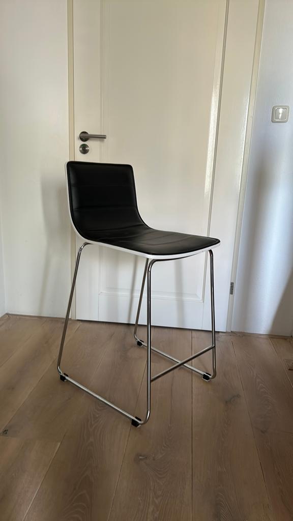 Bar kruk.   Zwarte zitting wit hoogglas achterzijde, Ophalen, Met voetsteun, Zo goed als nieuw, 90 cm of meer