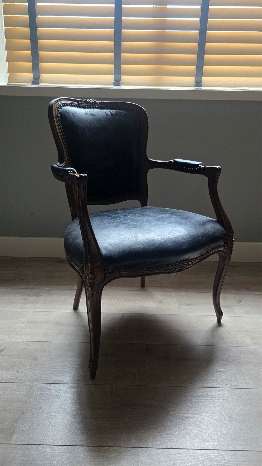Vintage Louis XV Style Armchair / Fauteuil with Carved Wood, Huis en Inrichting, Fauteuils, Ophalen, Minder dan 50 cm