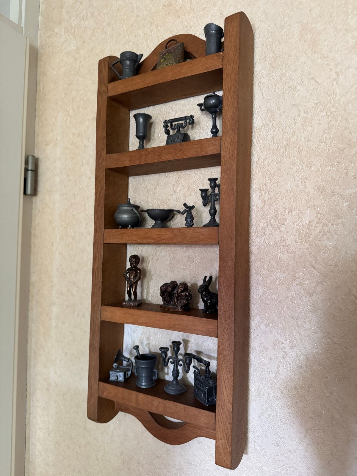 Houten wandrek met tinnen miniaturen, Ophalen