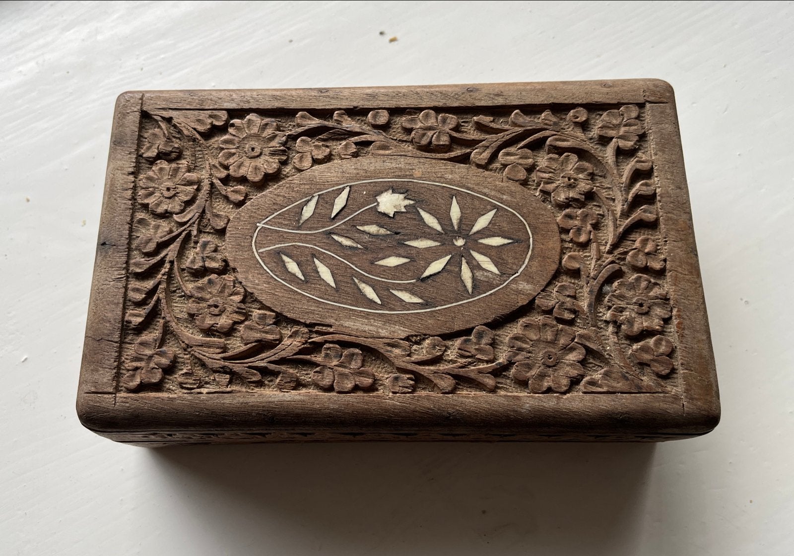 Houten sieradendoosje met houtsnijwerk en inlegwerk, Antiek en Kunst, Antiek | Woonaccessoires, Ophalen of Verzenden