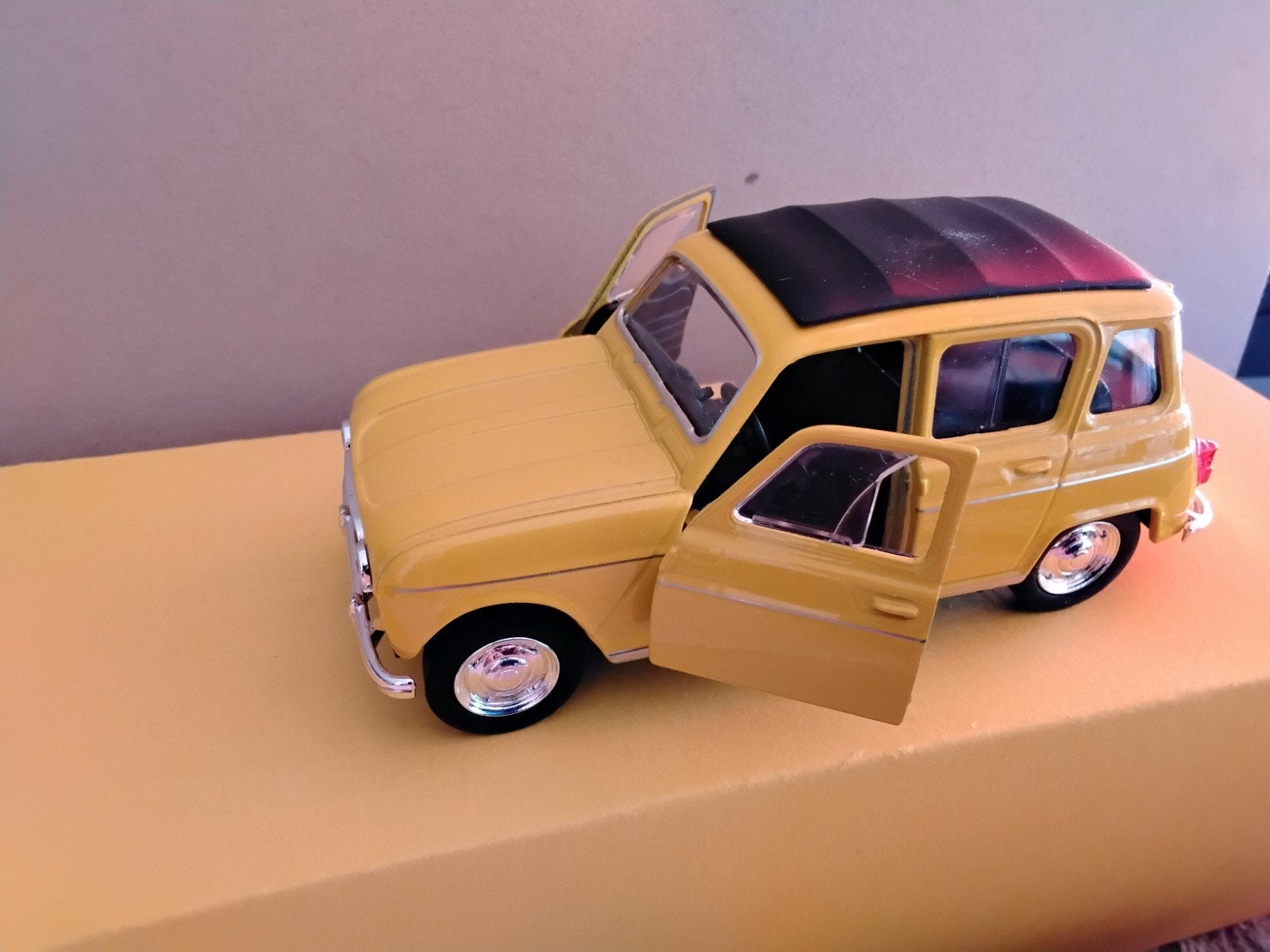 RENAULT  4   MET  ZWART  DAKJE      KLEUR  GEEL, Ophalen of Verzenden, Auto, Overige merken