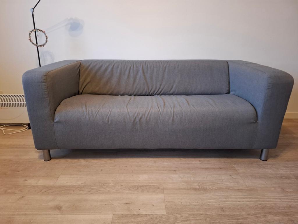 Comfortabele grijze tweepersoonsbank, Huis en Inrichting, Banken | Bankstellen, Ophalen, Gebruikt, 150 tot 200 cm, Tweepersoons