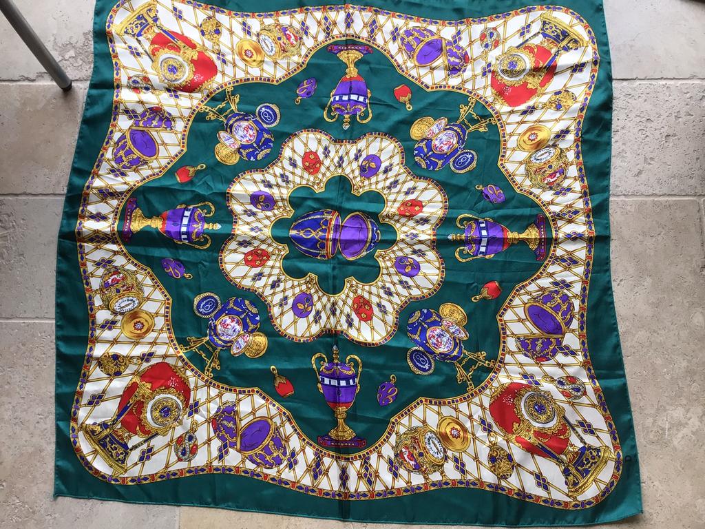 Klassieke grote satijnen sjaal, fabergé eieren, groen., Ophalen of Verzenden, Zo goed als nieuw, Maat 46/48 (XL) of groter, Sjaal