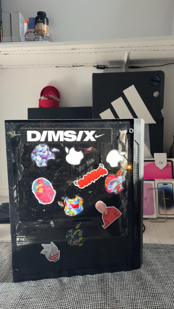 Gaming PC met stickers - Gebruikt, Spelcomputers en Games, 1 speler, Verzenden, Zo goed als nieuw, Vanaf 12 jaar
