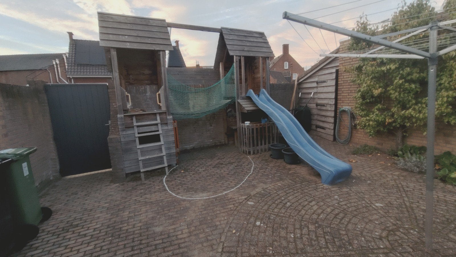Houten speeltoestel met glijbaan,wiebelbrug en klimwanden, Ophalen, Gebruikt, Glijbaan
