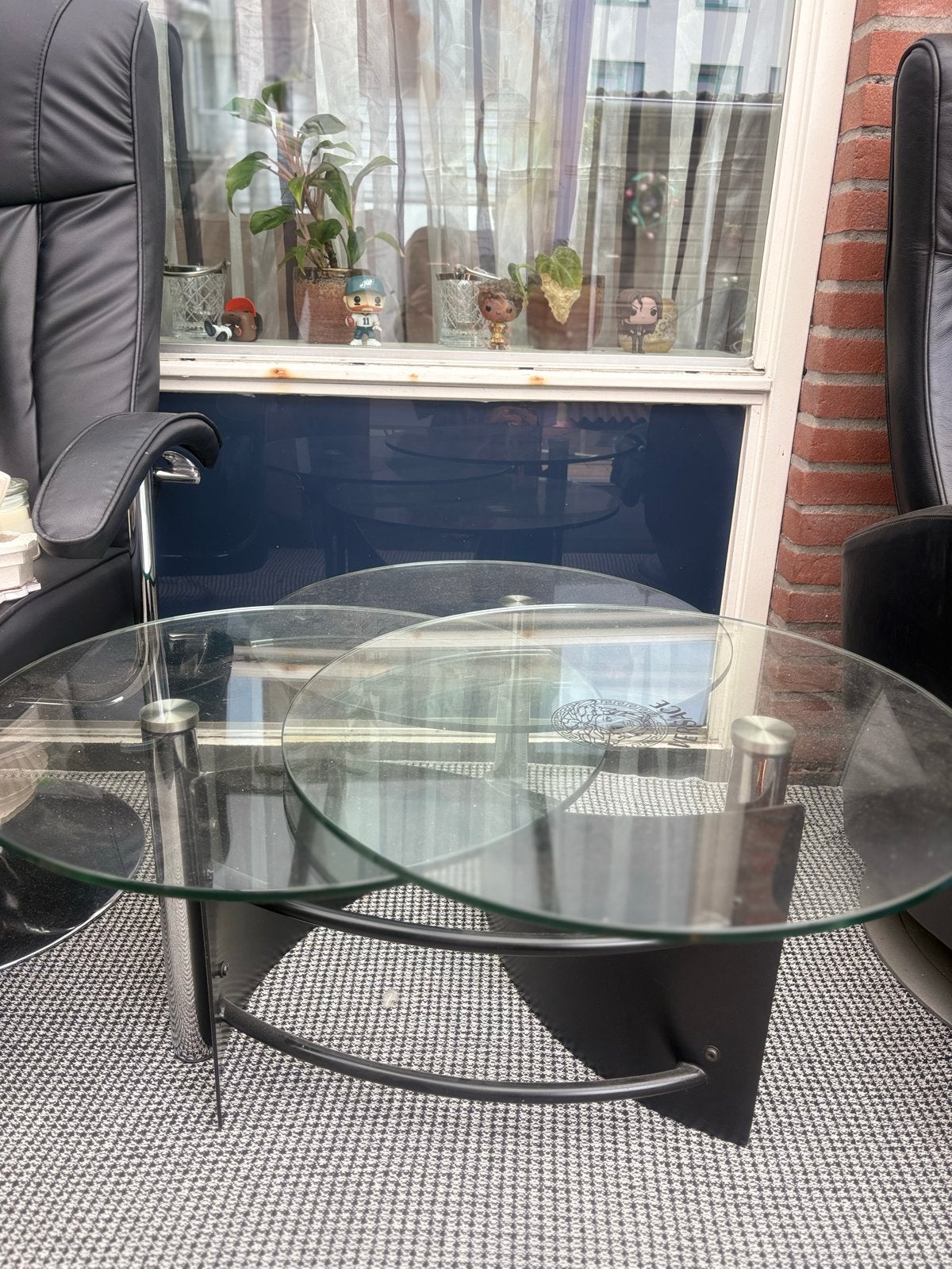 Glazen salontafel met metalen onderstel, Huis en Inrichting, Tafels | Salontafels, Gebruikt, 5 – 50, 50 tot 100 cm, 100 tot 150 cm
