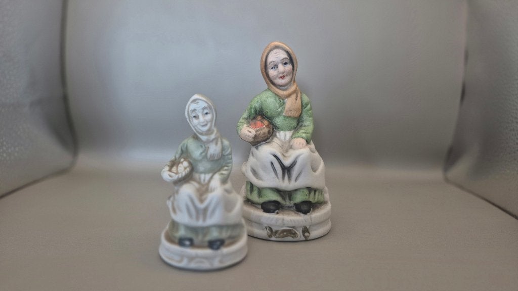 Vintage porseleinen beeldje van een zittende vrouw, Ophalen of Verzenden, Zo goed als nieuw, Mens