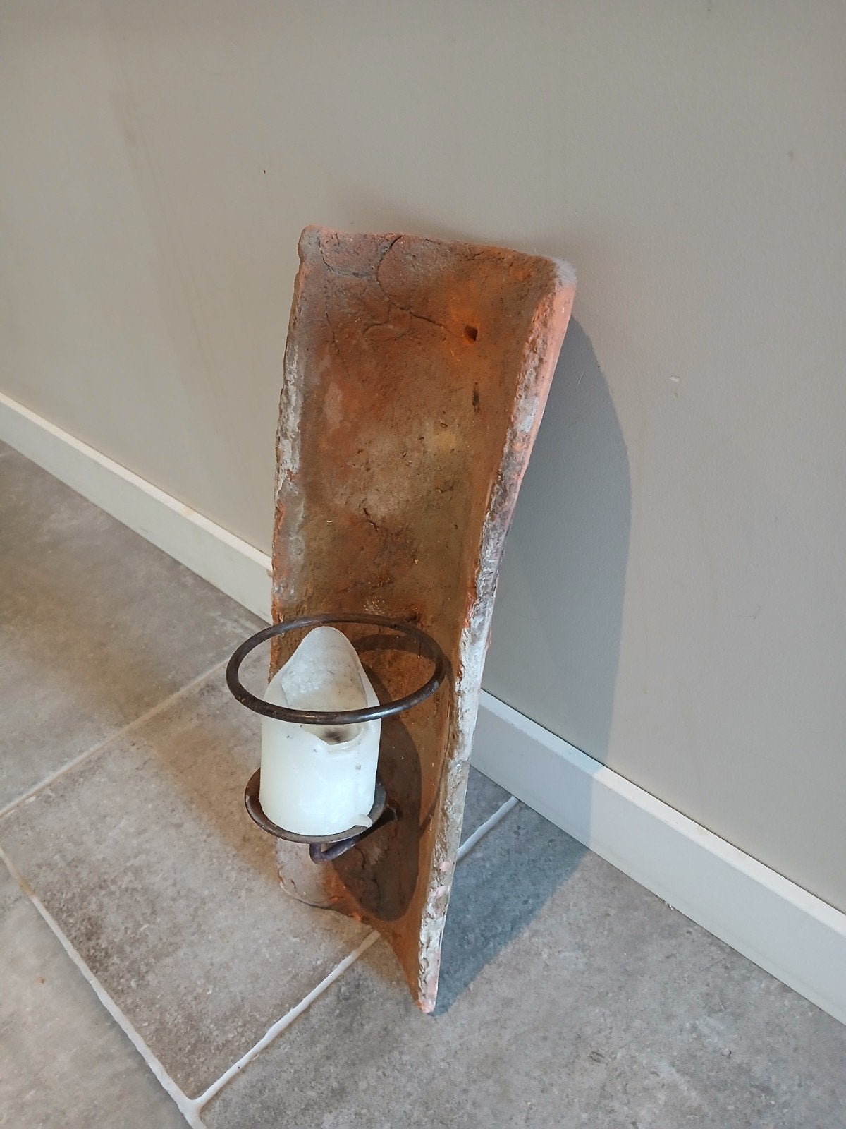 Rustieke wandkandelaar van terracotta met metalen houder, Ophalen, Gebruikt, Bruin, Steen/keramiek