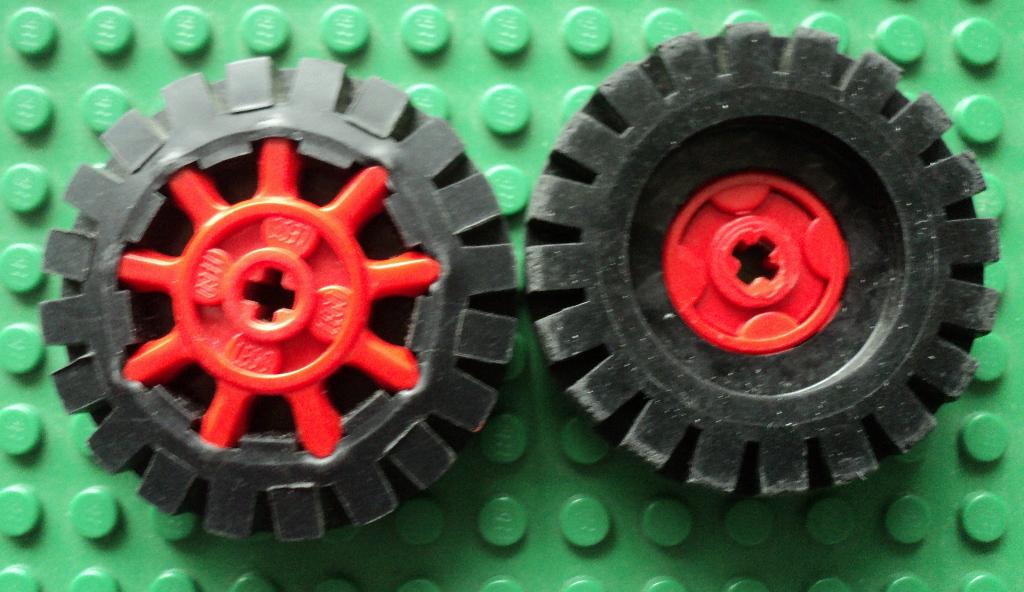 g9c01 (1) 2x Red Technic, Gear Expert Builder 9 Tooth w, Ophalen of Verzenden, Gebruikt