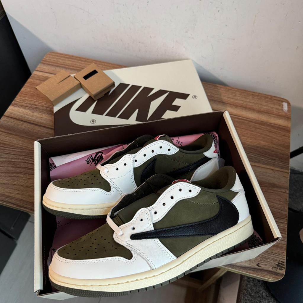 Nike Travis scott medium olive, Ophalen of Verzenden, Nieuw, Overige kleuren