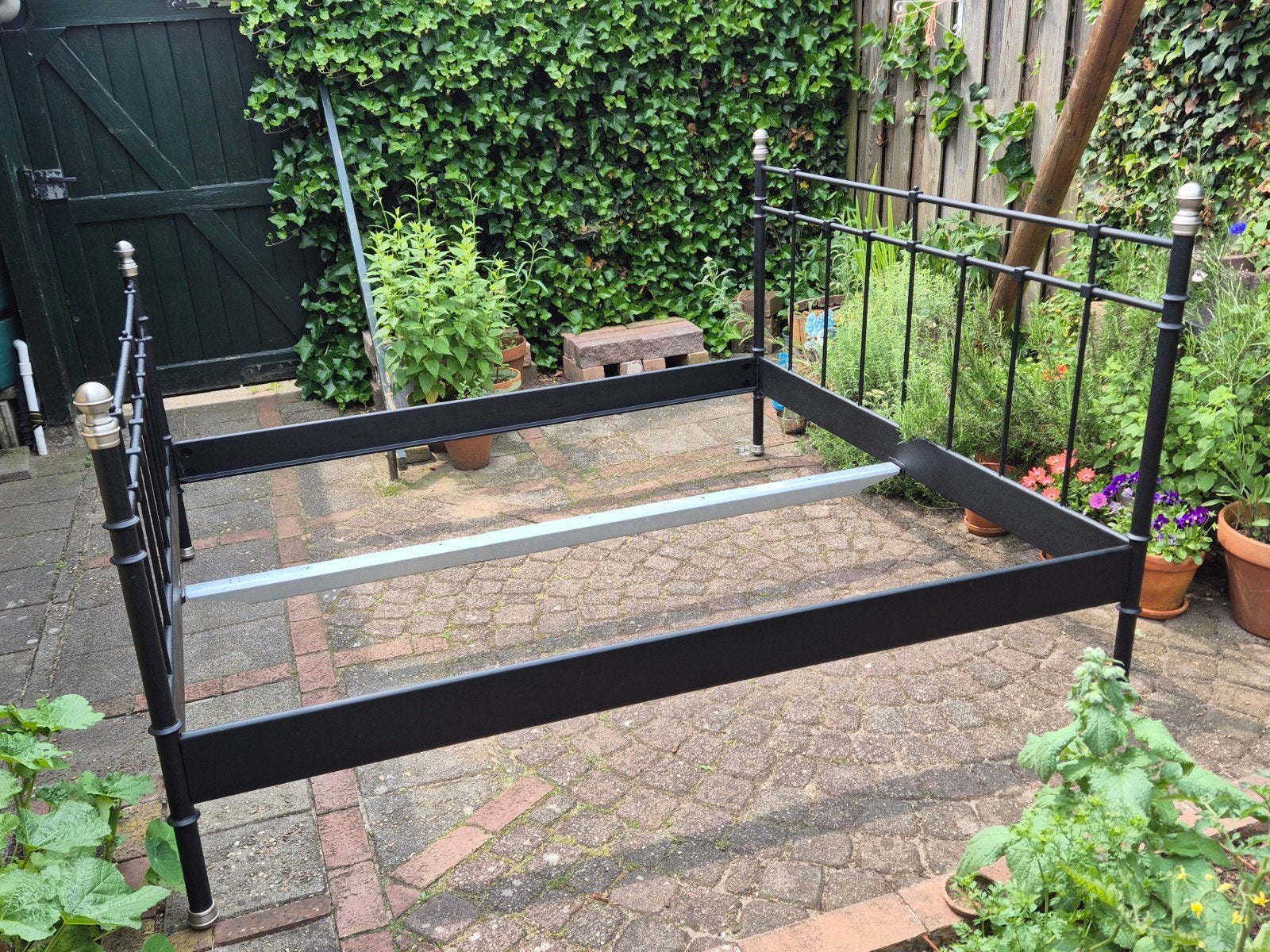 Stevig metalen bedframe IKEA 180x200 cm, Huis en Inrichting, Slaapkamer | Bedden, Gebruikt, Tweepersoons, 180 cm, 200 cm, Metaal