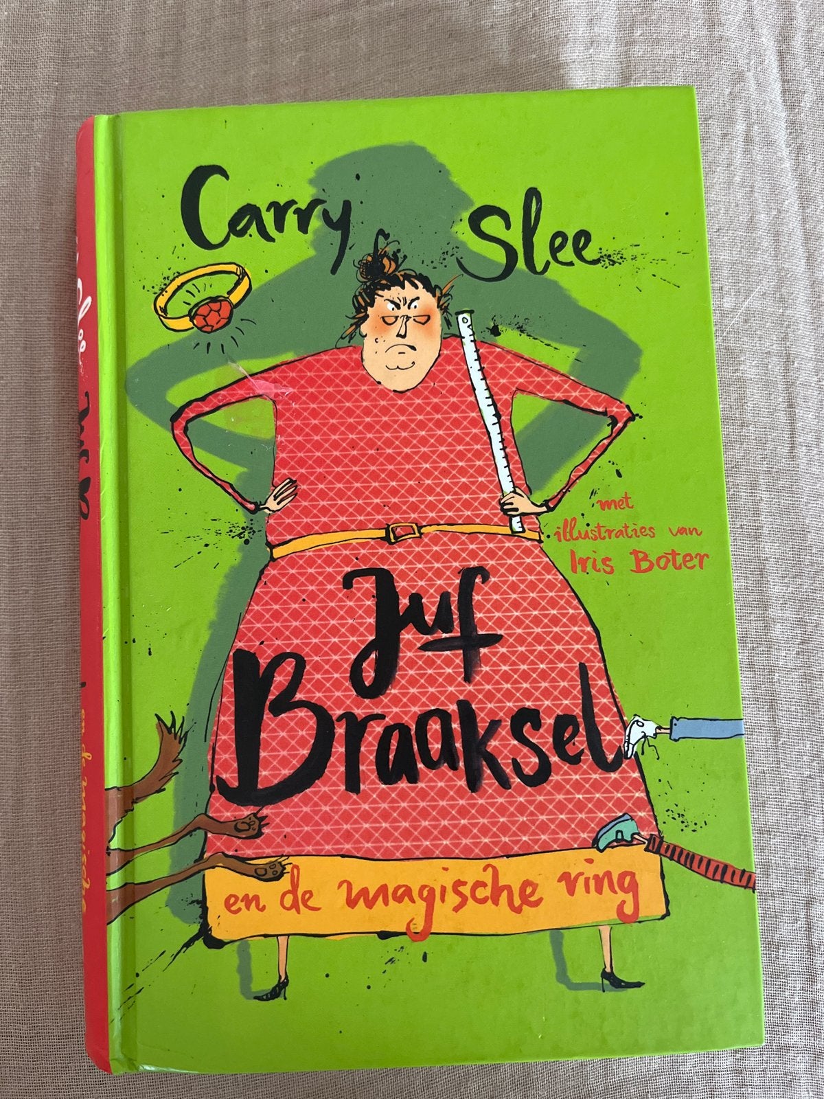 Juf Braaksel en de magische ring - Carry Slee, Boeken, Ophalen of Verzenden, Zo goed als nieuw, Fictie algemeen