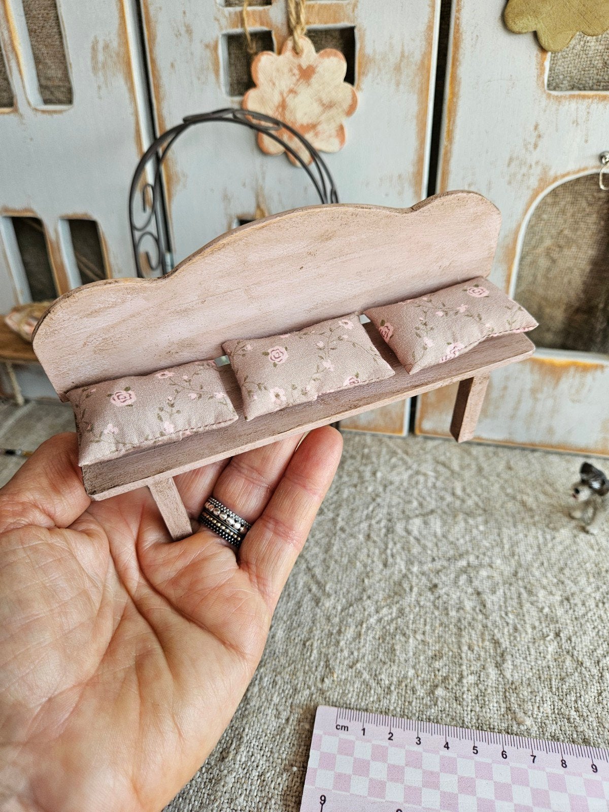 Miniatuur bankje met kussens voor poppenhuis, Ophalen of Verzenden, Gebruikt, Poppenhuis