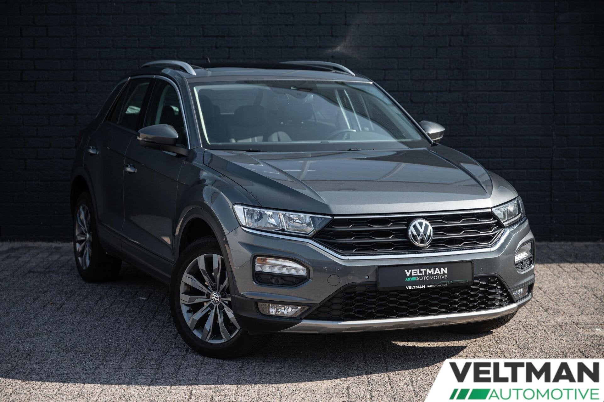 Volkswagen T-Roc 1.5 TSI Sport PANO AUTOMAAT ACC LED NAVI, Auto's, Volkswagen, Euro 6, 4 cilinders, 150 pk, Origineel Nederlands