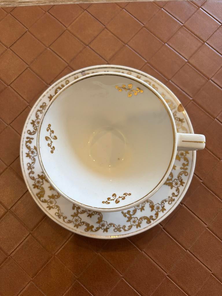 Antieke Petrus Regout Kop en Schotel met Gouden Decoratie, Ophalen of Verzenden
