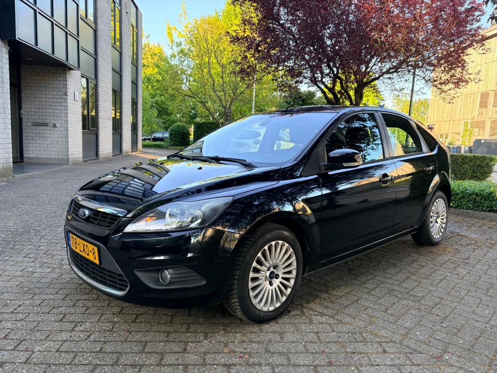 Ford Focus 1.8 Zwart nieuwe koppeling, Auto's, Zwart, 4 cilinders, Parkeersensor, 1207 kg
