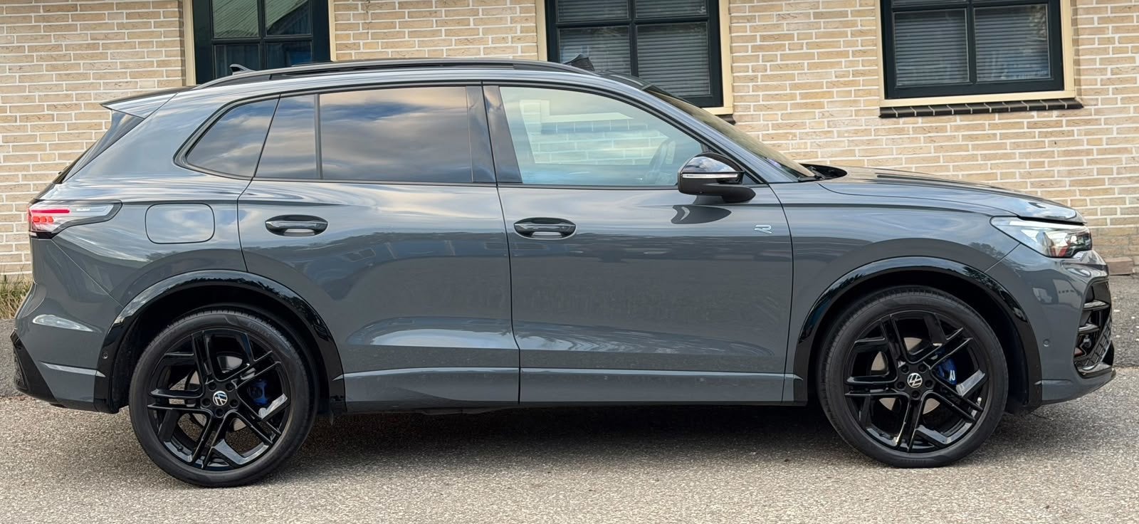 Volkswagen TIGUAN 1.5 eTSI R-Line|PANO|360|TREKHAAK|HUD|H/K, Auto's, Dealer onderhouden, 4 cilinders, 150 pk, Leder