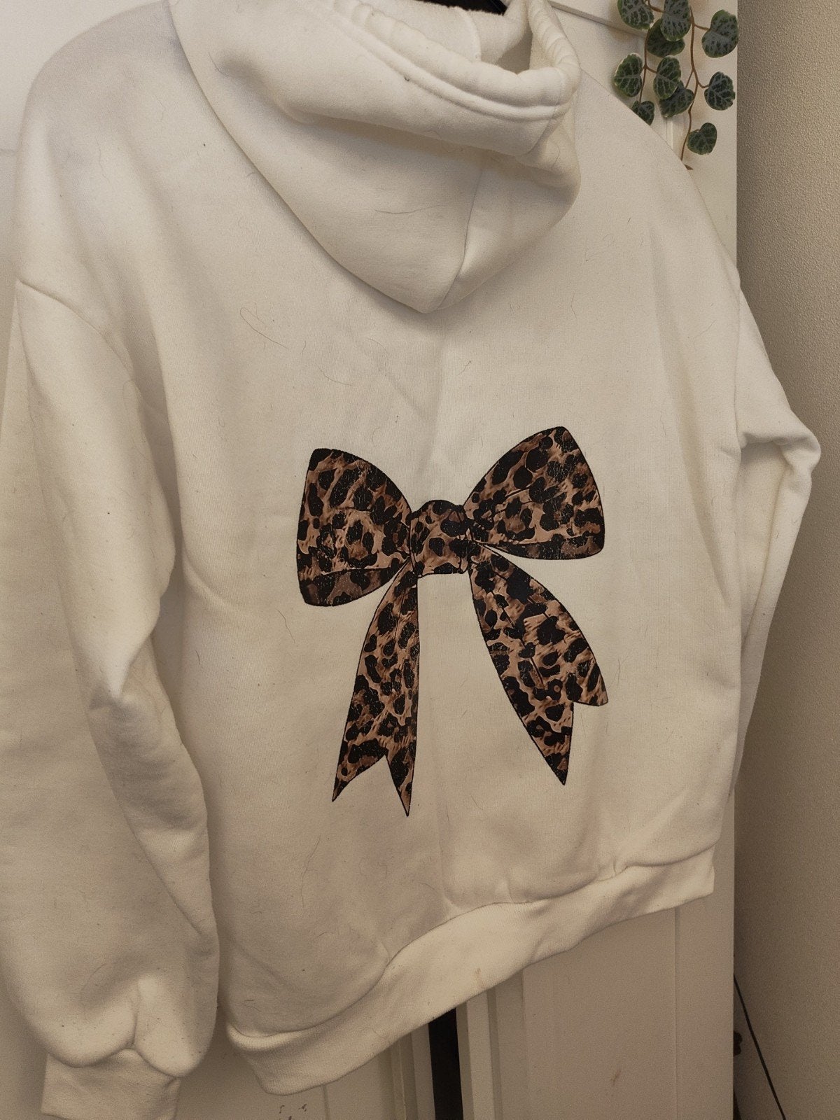 Foto 2 van Witte hoodie met luipaardprint strik