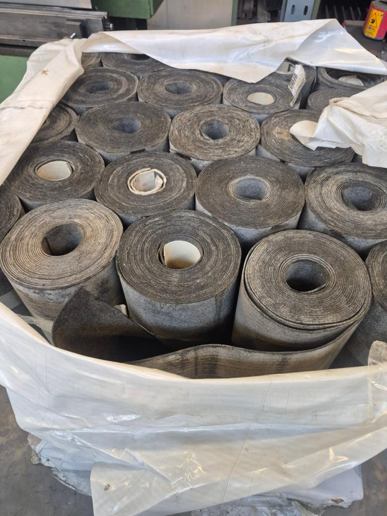 Bitumen onderlaag gezand - 9 rollen beschikbaar, Ophalen, Overige materialen, Zwart, Nieuw