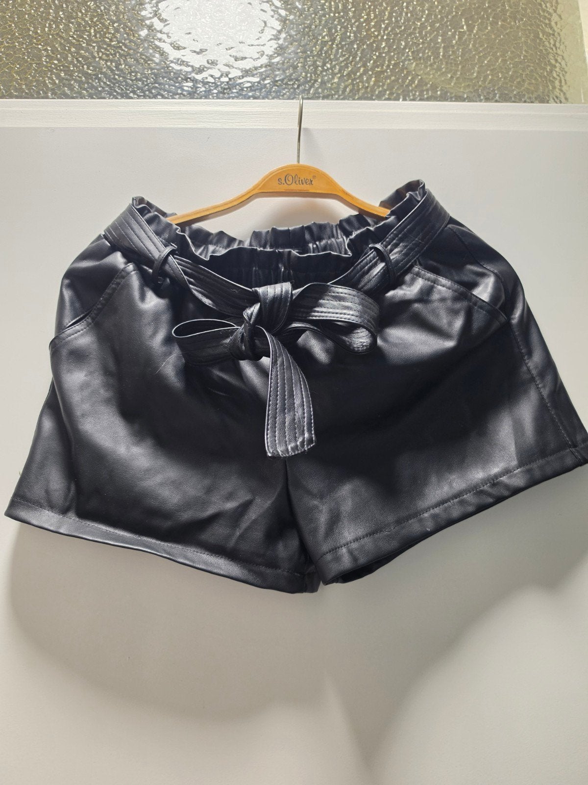 Zwarte leren shorts met strikceintuur - Essentials, Kort, Zwart, Ophalen of Verzenden, Zo goed als nieuw
