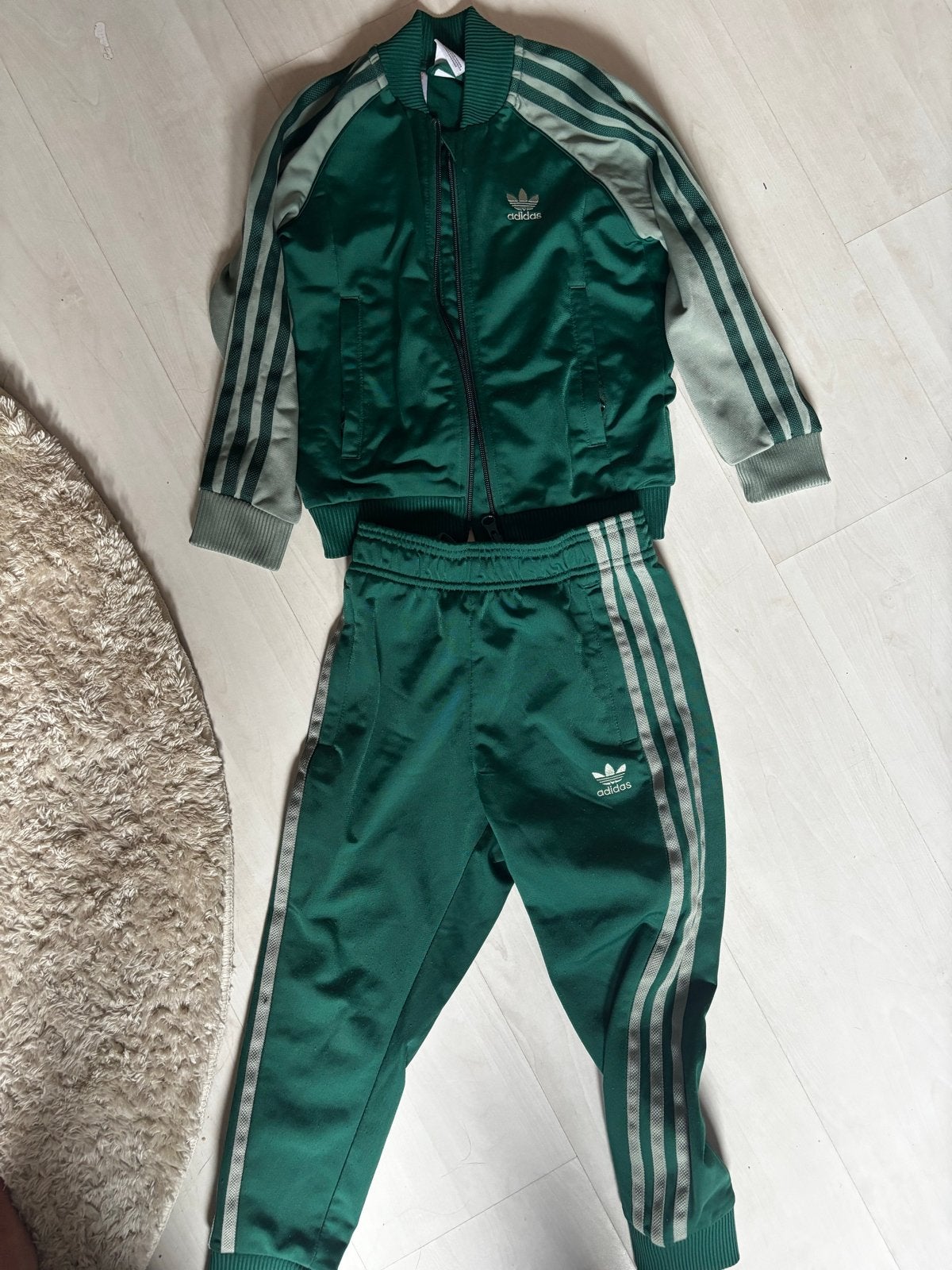 Adidas trainingspak groen maat 116 (broek en vest), Ophalen of Verzenden, Zo goed als nieuw, Jongen of Meisje, Setje