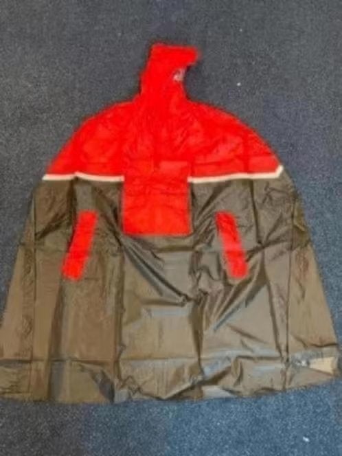 NIEUW! Fiets poncho, zwart/rood, 1 maat, €8,99, Caravans en Kamperen, Regenkleding, Ophalen of Verzenden, Nieuw, Regenjas, Dames