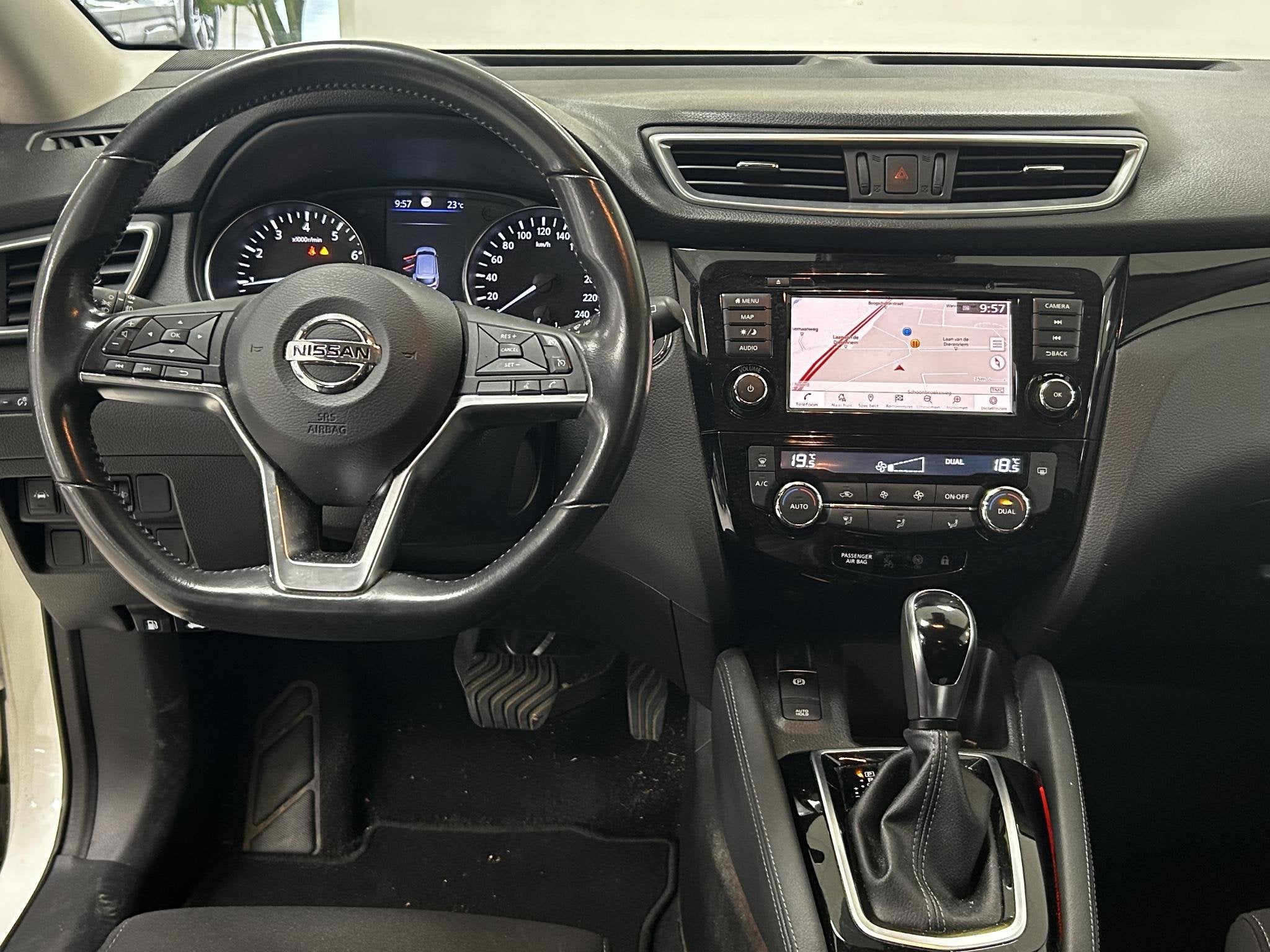 Nissan Qashqai 1.3 DIG-T Business Edition TREKHAAK | NAVIGAT, Auto's, Stof, Gebruikt, 4 cilinders, Wit