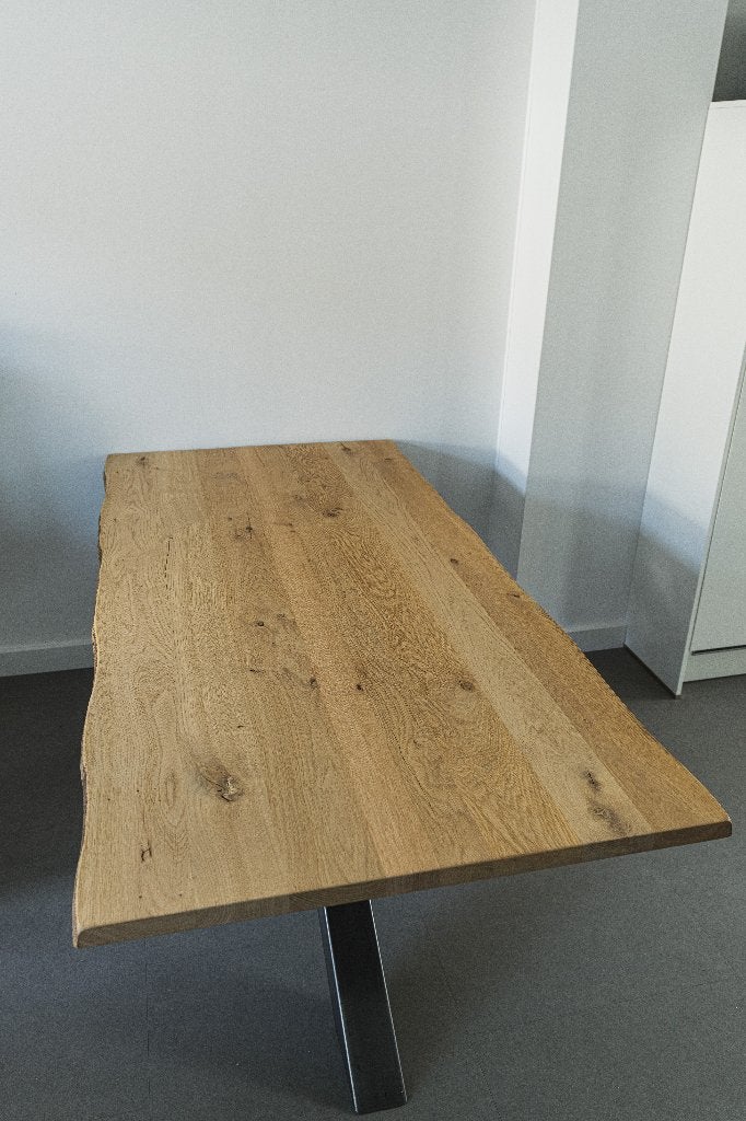 Eiken boomstamtafel 180x90 met blauwstalen kruispoot, Ophalen, Gebruikt, Eikenhout, 50 tot 100 cm